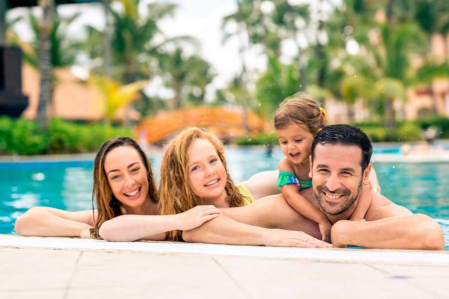 Du temps en famille entre les générations au Majestic Colonial Punta Cana Resort background